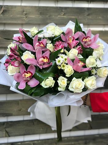 Букет цветов из: Розы и Хризантемы в Казанское