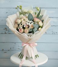 Букет цветов из:  Розы и Лизиантусы в Казанское