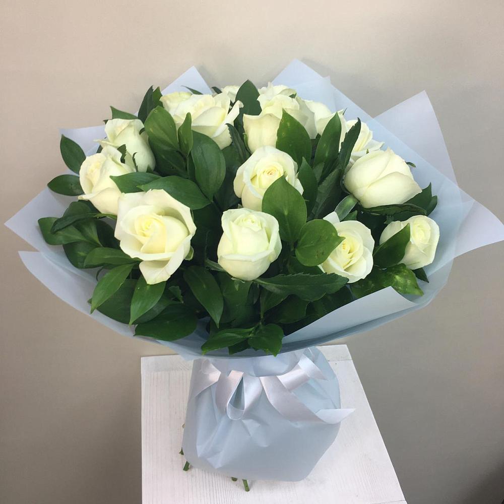 Букет 15 Белых роз Проуд в Казанское