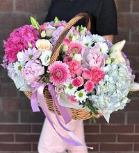 Композиция солнечный день в Казанское Цветочная композиция из Розы, Хризантемы, Пионы и Лизиантусы в корзине в Казанское