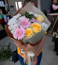 Букет цветов из:  Герберы, Розы и Хризантемы в Казанское