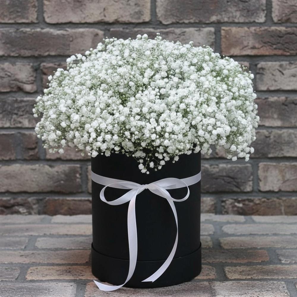 Цветочная композиция из Гипсофила в шляпной коробке в Казанское