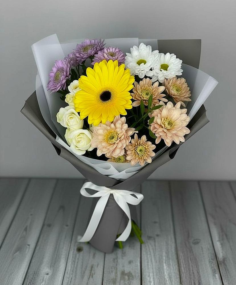 Букет цветов из: Розы, Герберы и Хризантемы в Казанское