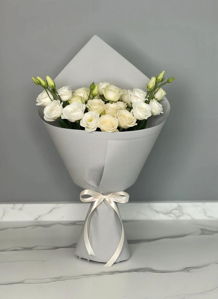 Букет цветов из: Розы и Лизиантусы в Казанское