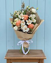 Букет цветов из:  Альстромерии, Лизиантусы, Розы и Хризантемы в Казанское