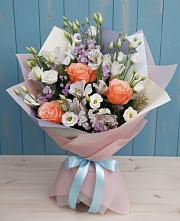 Букет цветов из:  Лизиантусы, Розы, Альстромерии и Гипсофила в Казанское