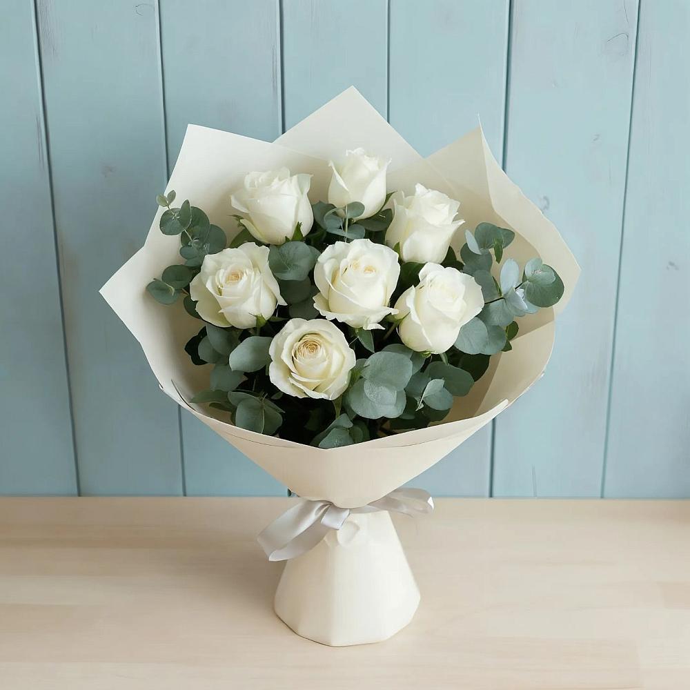 Букет Белые розы в Эвкалипте в Казанское