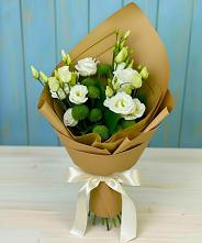 Букет цветов из:  Хризантемы и Лизиантусы в Казанское