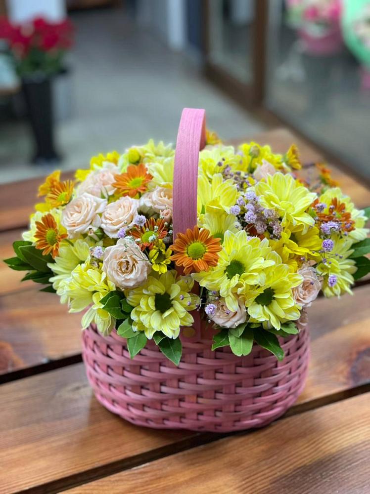 Цветочная композиция из Хризантемы и Розы в корзине в Казанское