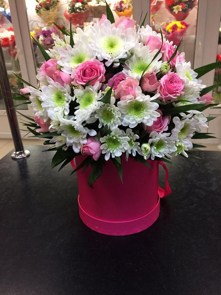 Цветочная композиция из Розы и Хризантемы в шляпной коробке в Казанское