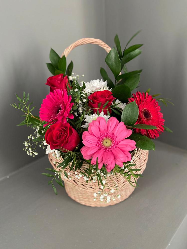 Цветочная композиция из Розы, Хризантемы и Герберы в корзине в Казанское