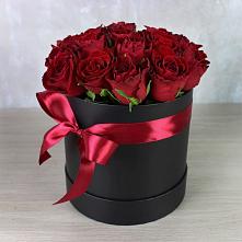 Цветочная композиция из Розы в шляпной коробке в Казанское