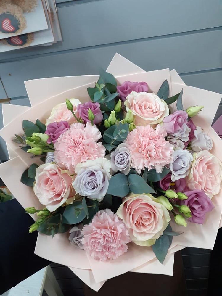 Букет цветов из: Розы, Гвоздики и Лизиантусы в Казанское