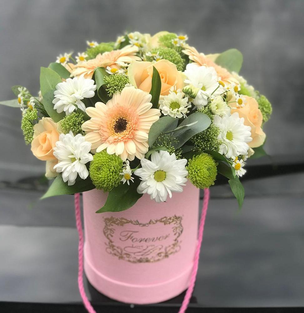 Цветочная композиция из Розы, Герберы и Хризантемы в шляпной коробке в Казанское