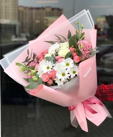 Букет цветов из: Розы, Лизиантусы и Хризантемы в Казанское