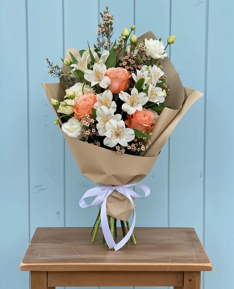 Букет цветов из: Альстромерии, Лизиантусы, Розы и Хризантемы в Казанское