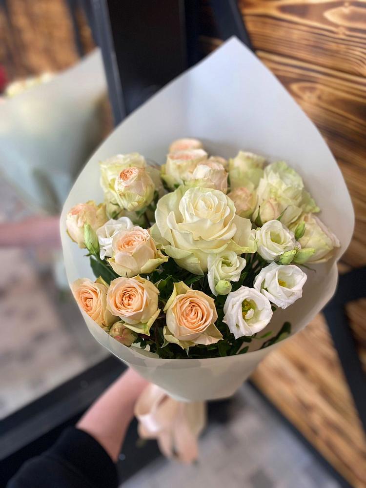 Букет цветов из: Розы и Лизиантусы в Казанское